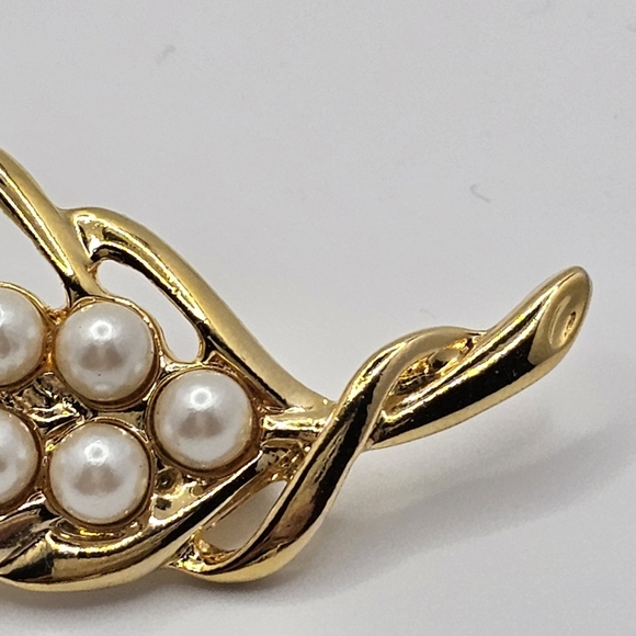 Vintage Gold Tone Leaf Brooch Faux Pearl Cluster Pin 2.5" - Picture 4 of 14